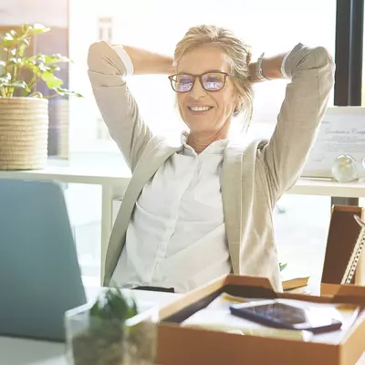 Frau am Schreibtisch